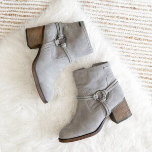 Bearpaw Womens Mica Booties Sz 8.5 Gray Fog Suede Sherpa Lined 2.5" Heel Harness